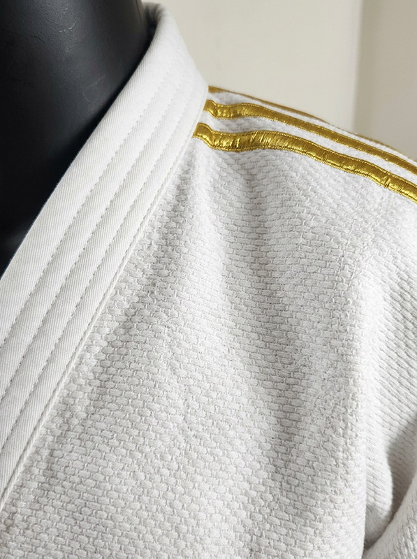 Judogi Adidas J730 IJF Champion III Slim fit bianco con strisce oro